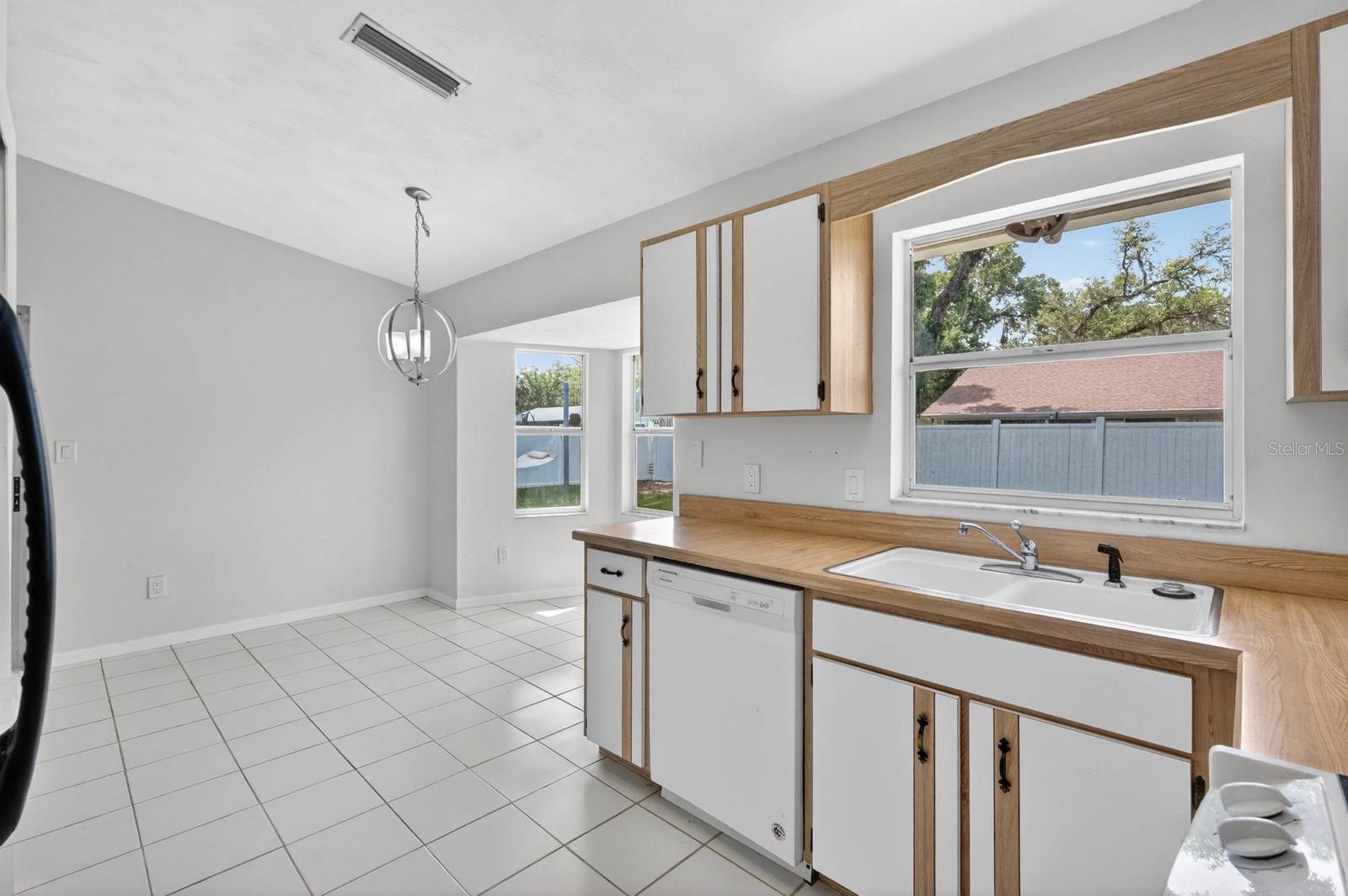 Image 18 of 52 For 696 Saybrook Street