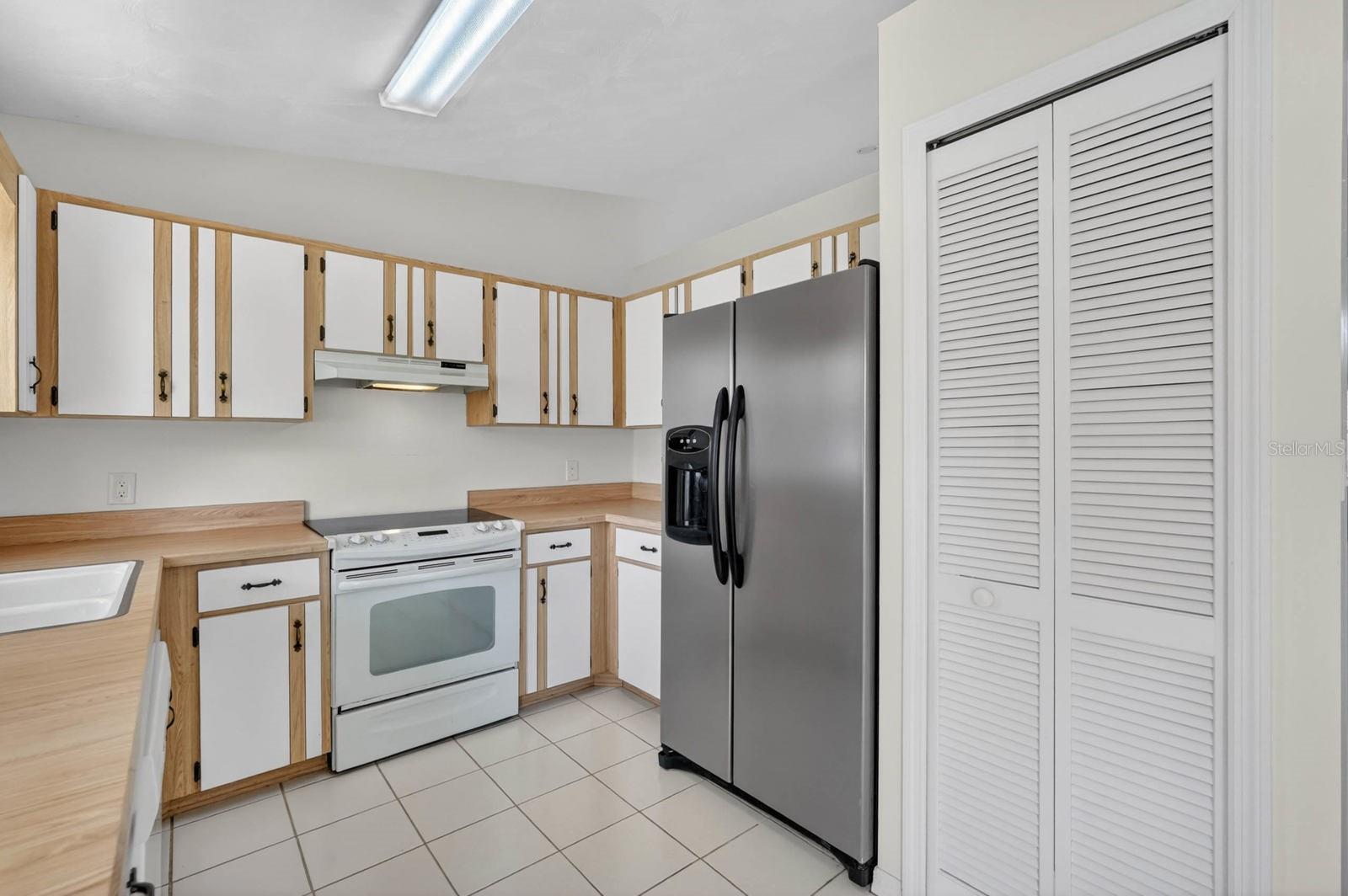 Image 2 of 52 For 696 Saybrook Street