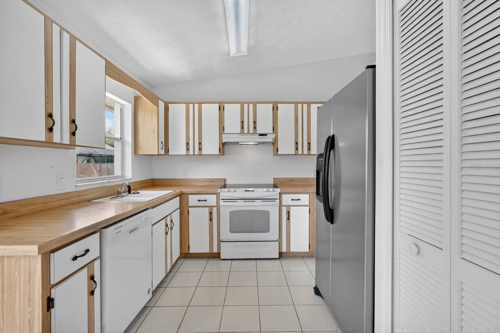 Image 20 of 52 For 696 Saybrook Street