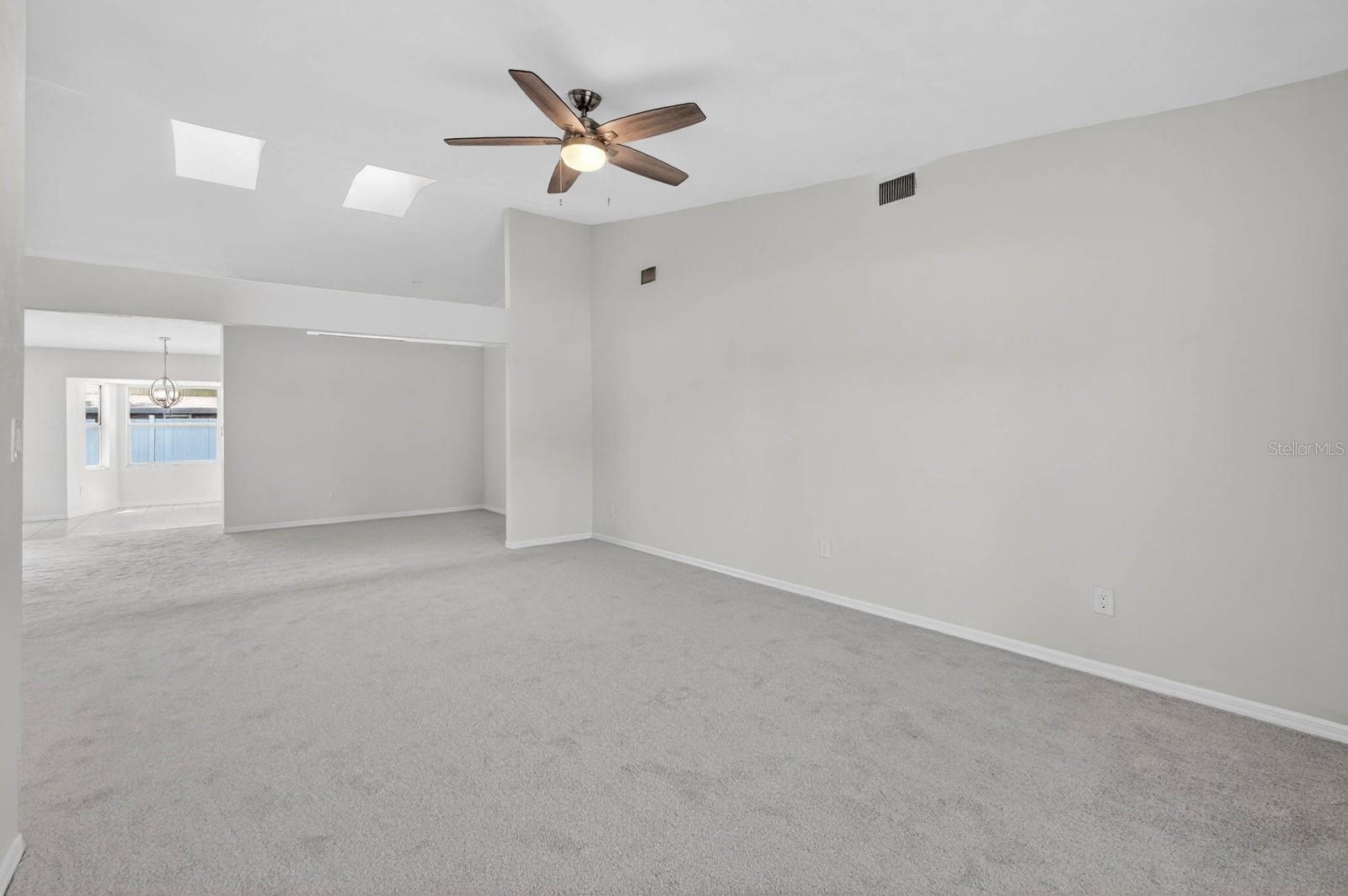 Image 9 of 52 For 696 Saybrook Street