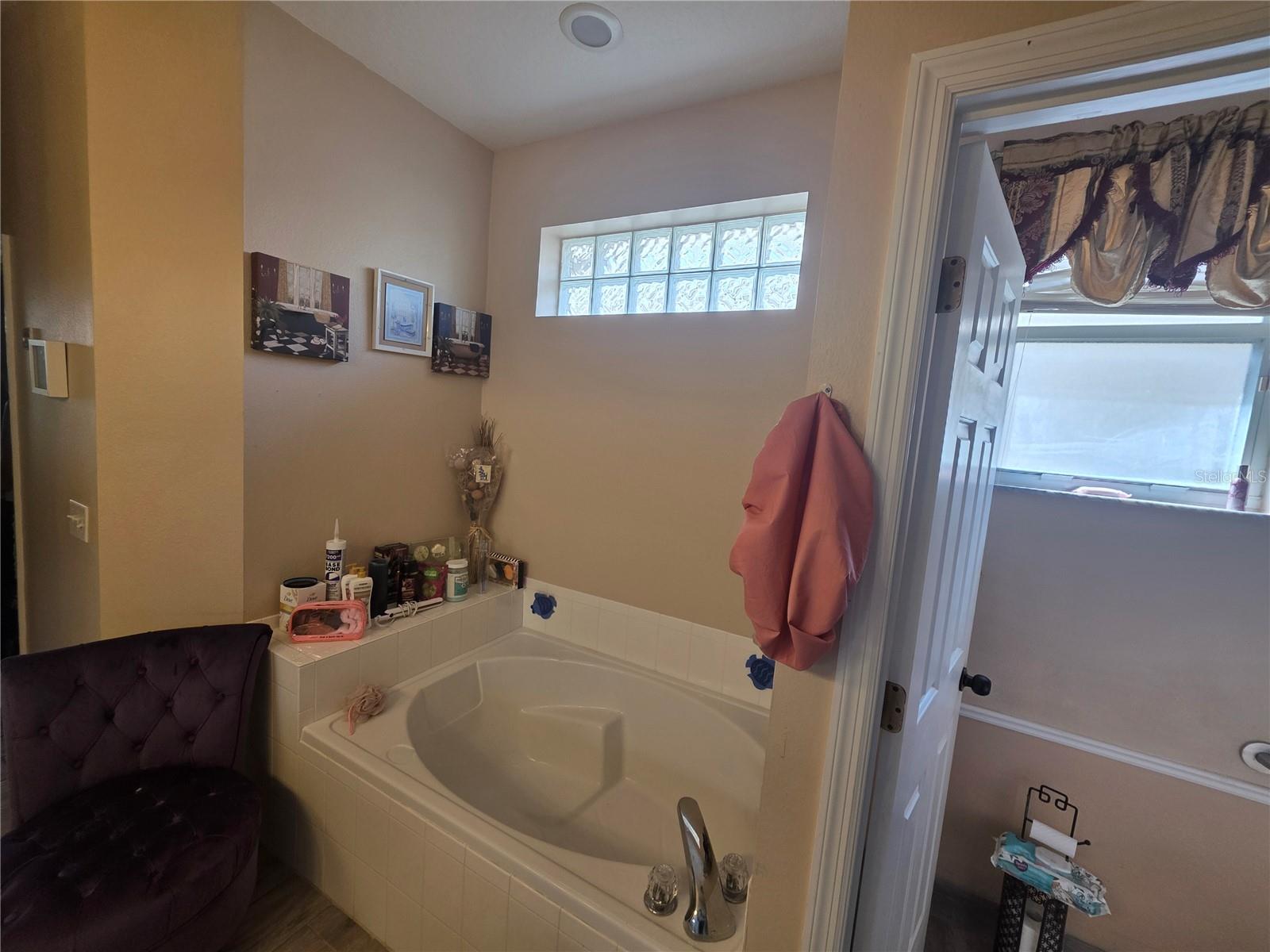 Image 17 of 24 For 322 Foxhill Court