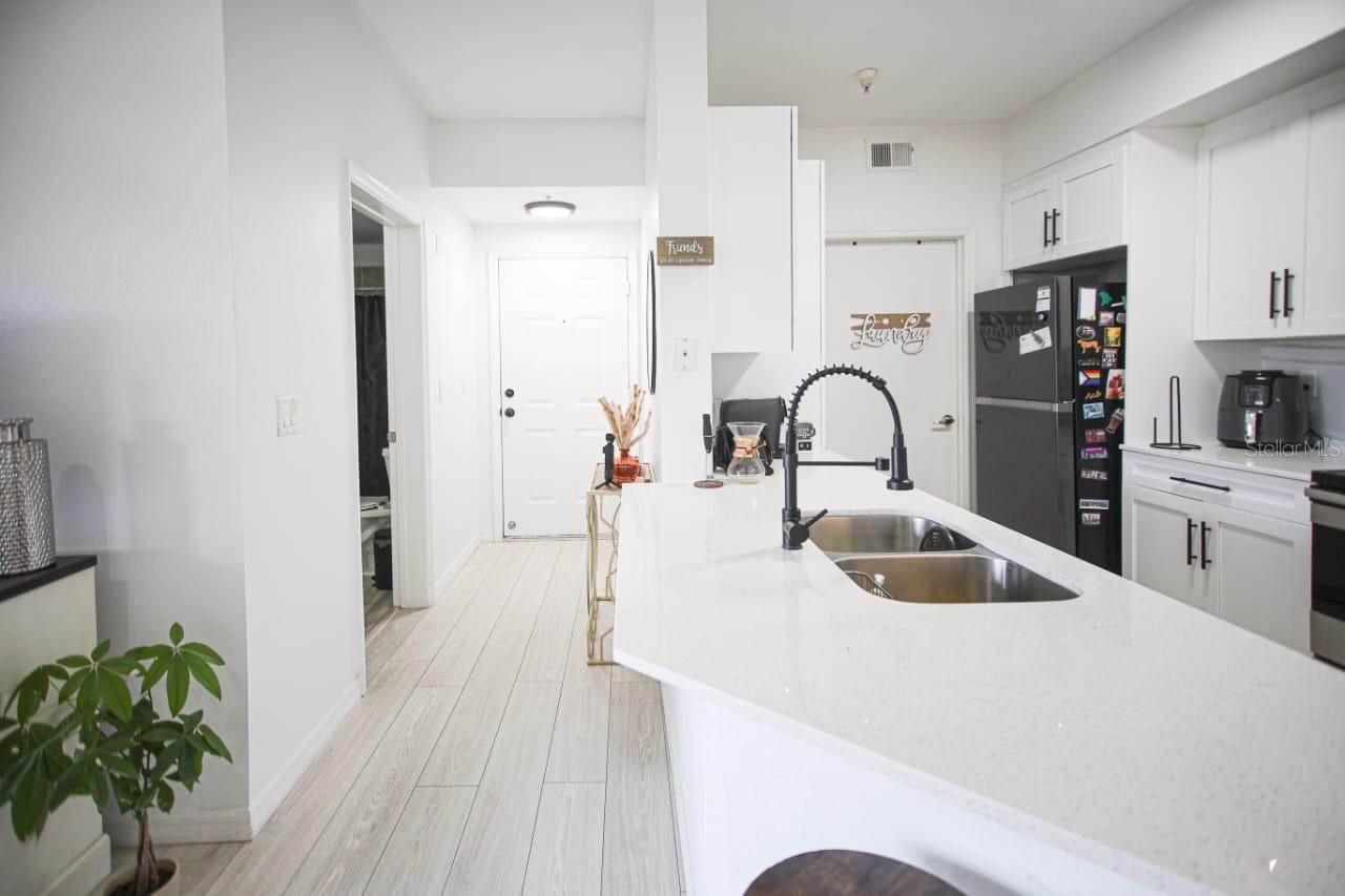 Image 3 of 8 For 5572 Metrowest Boulevard 311