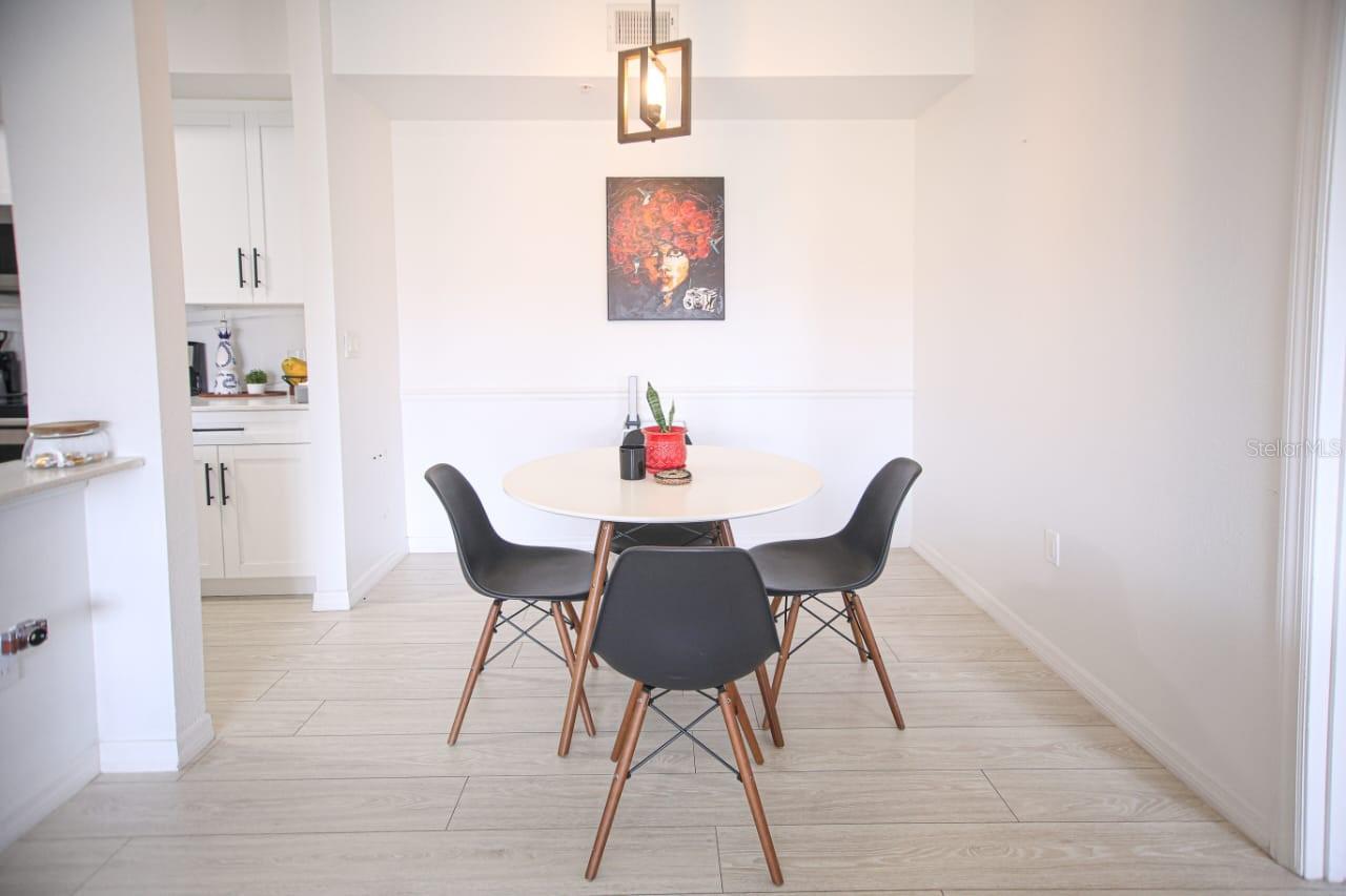 Image 4 of 8 For 5572 Metrowest Boulevard 311