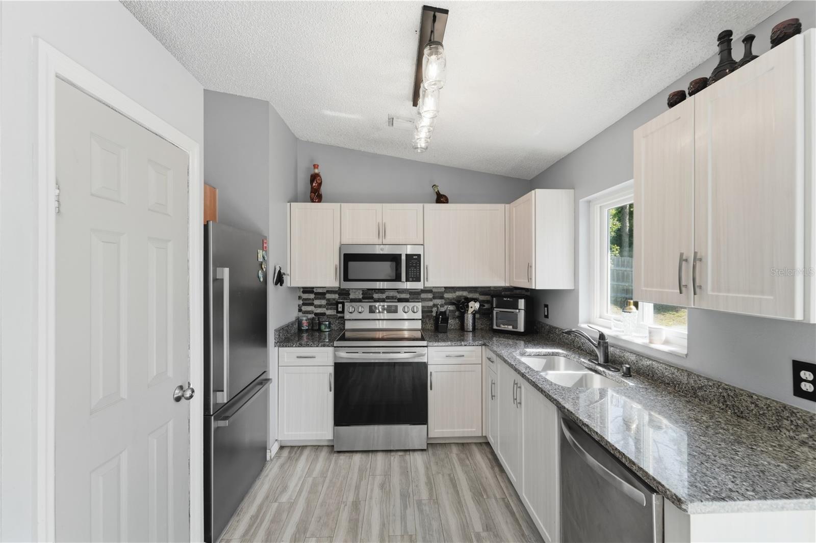 Image 10 of 32 For 215 Walnut Avenue