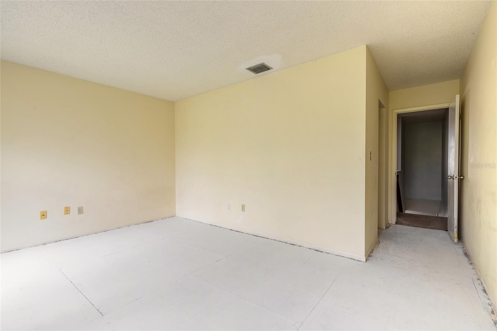 Image 7 of 20 For 135 Club House Boulevard 135