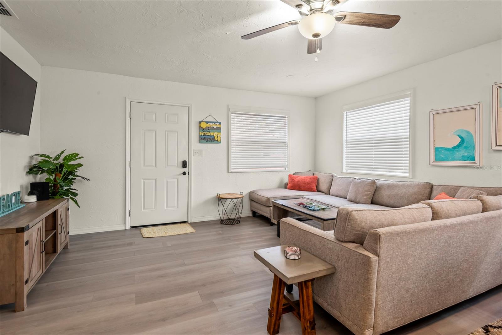 Image 17 of 47 For 5125 Isabelle Avenue