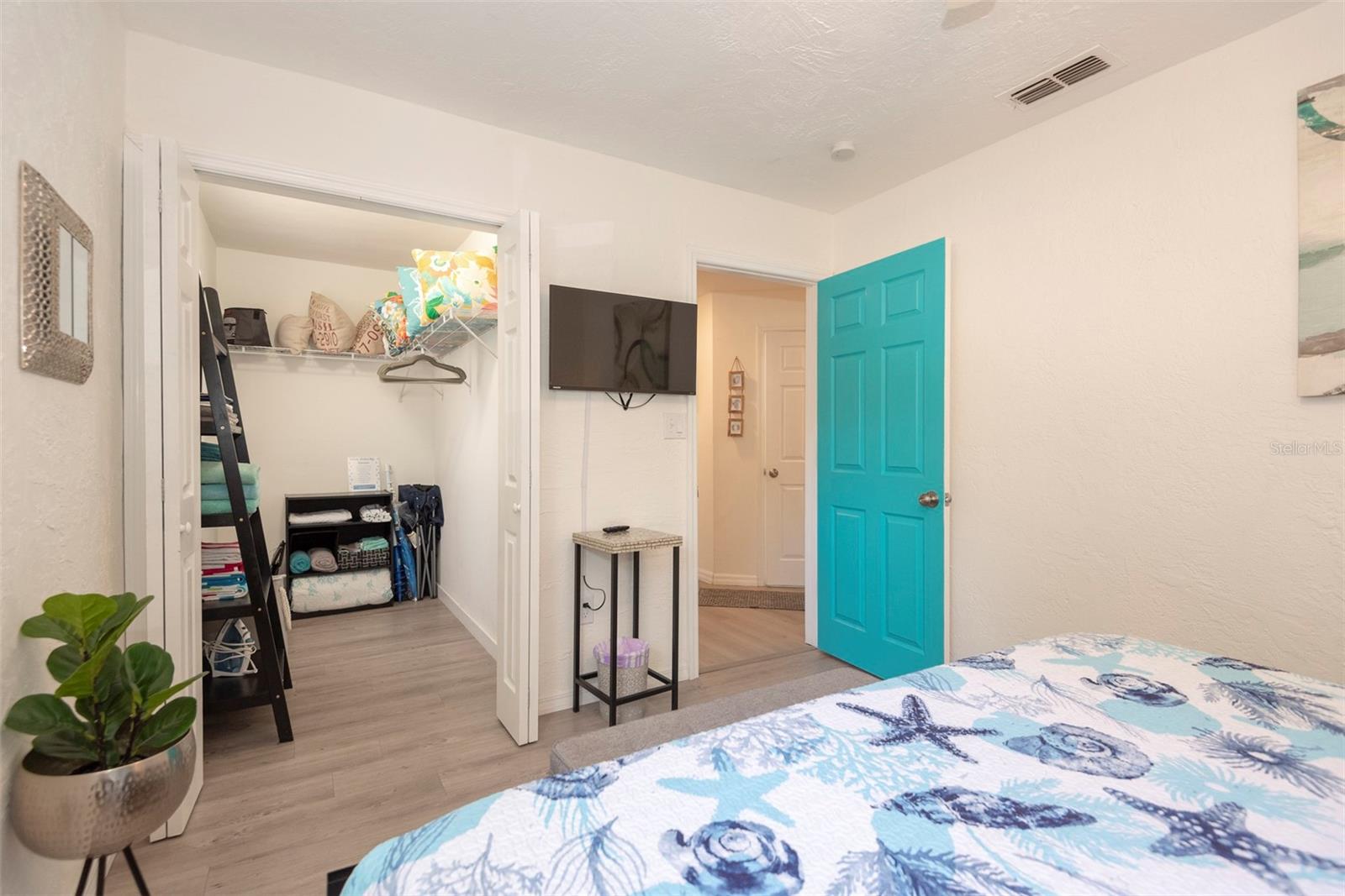 Image 22 of 47 For 5125 Isabelle Avenue