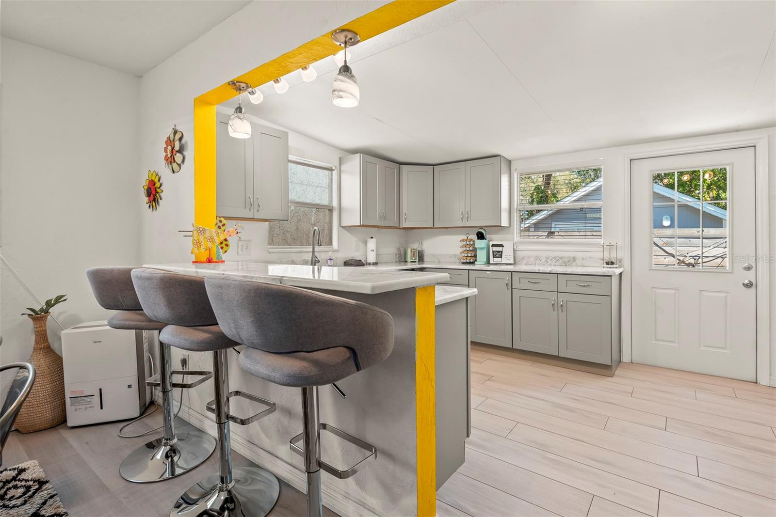 Image 7 of 47 For 5125 Isabelle Avenue