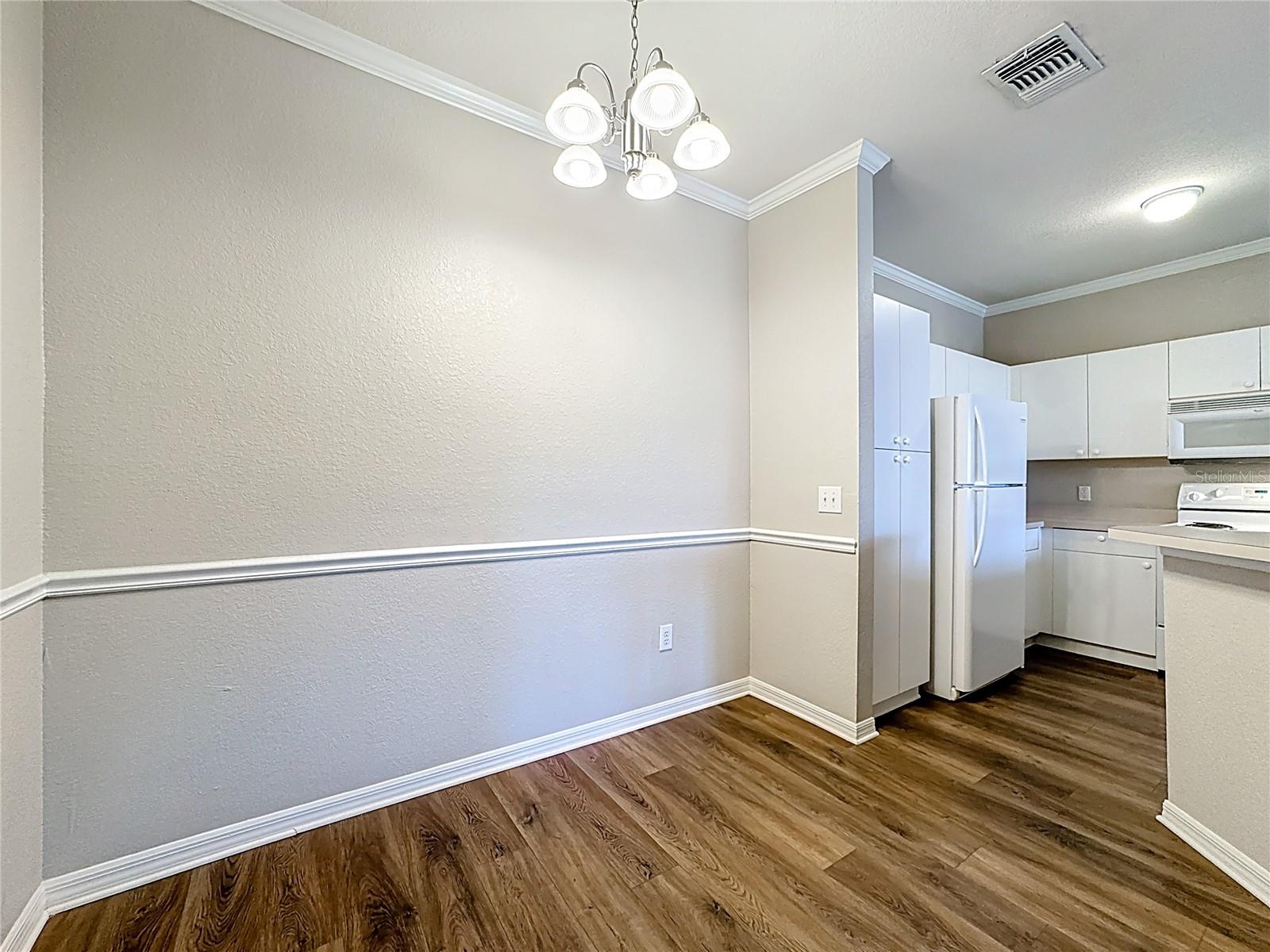 Image 11 of 61 For 3593 Conroy Road 433