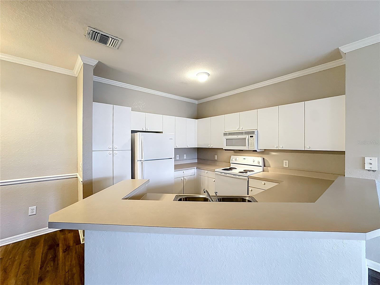 Image 13 of 61 For 3593 Conroy Road 433