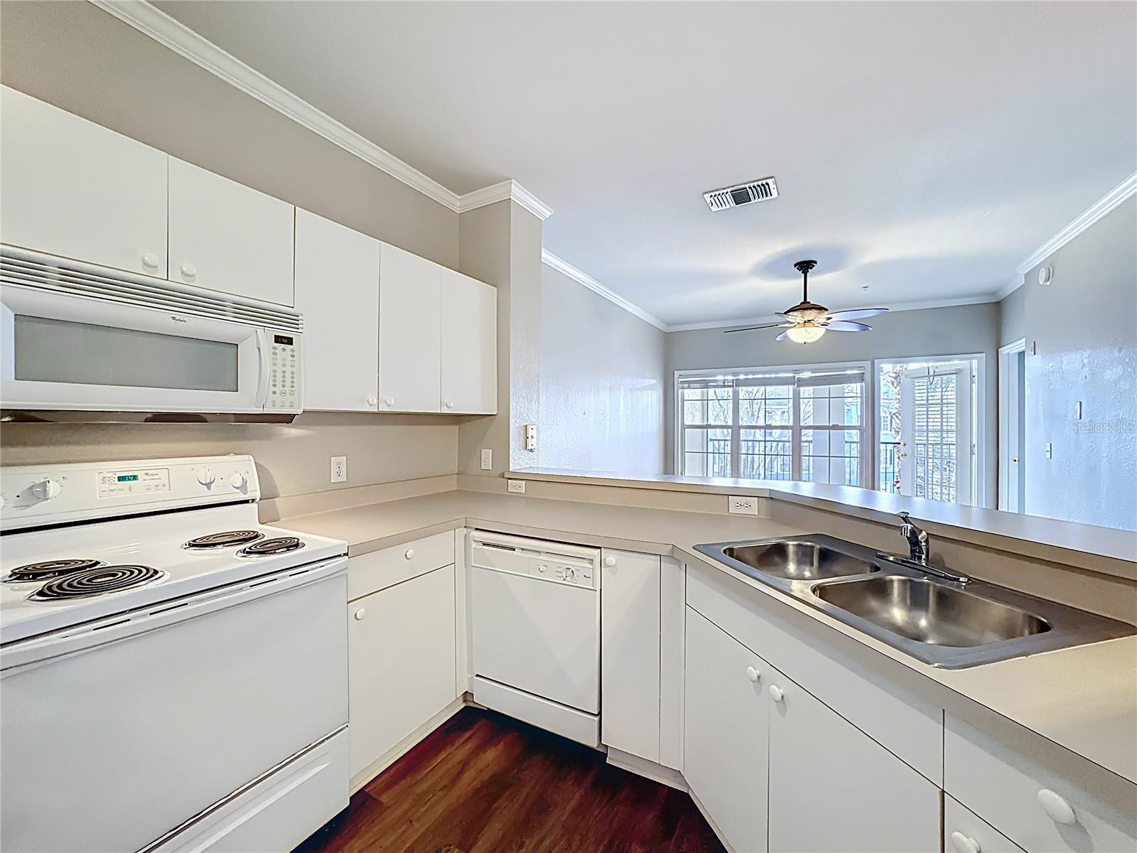 Image 15 of 61 For 3593 Conroy Road 433