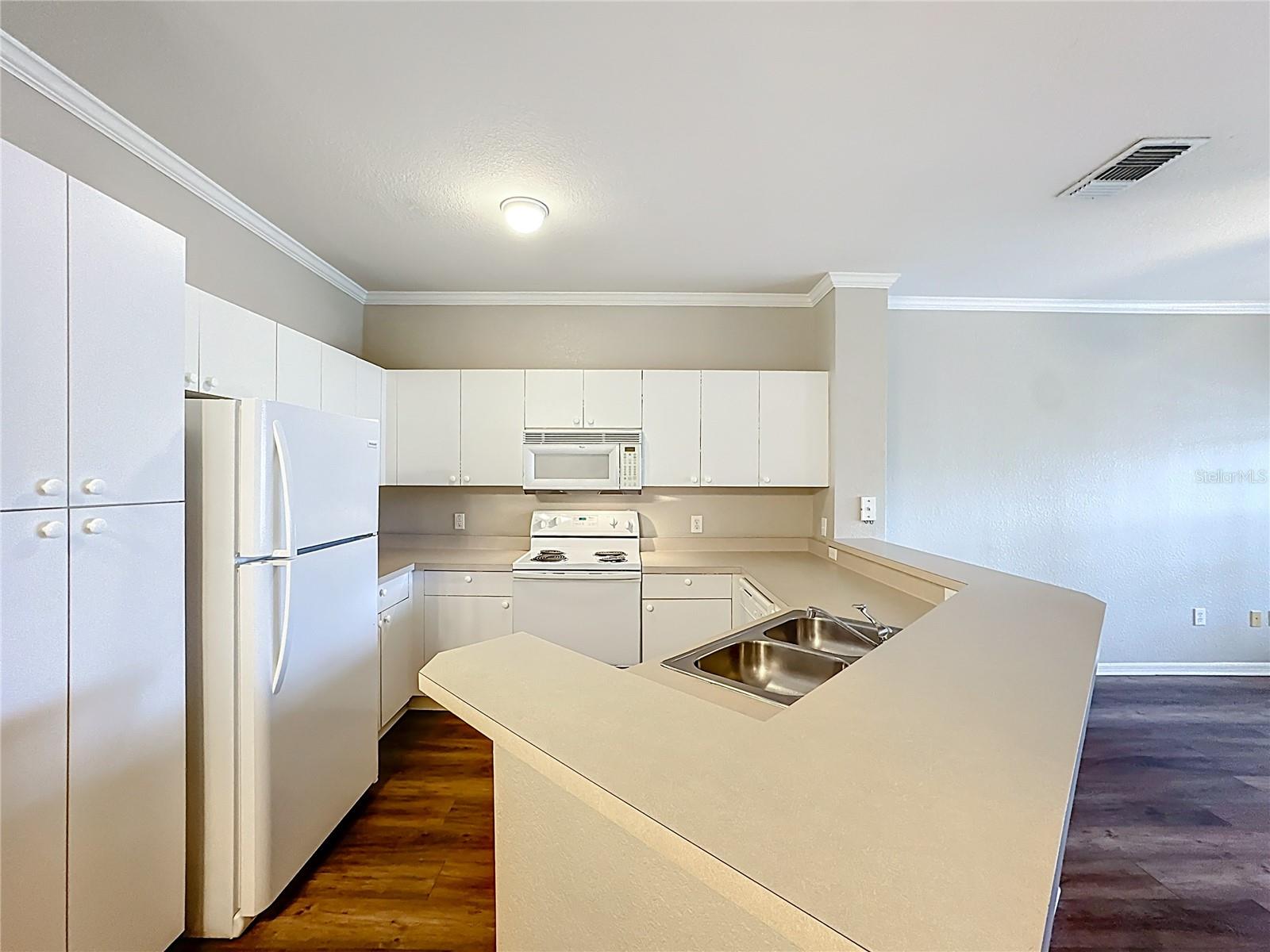 Image 19 of 61 For 3593 Conroy Road 433
