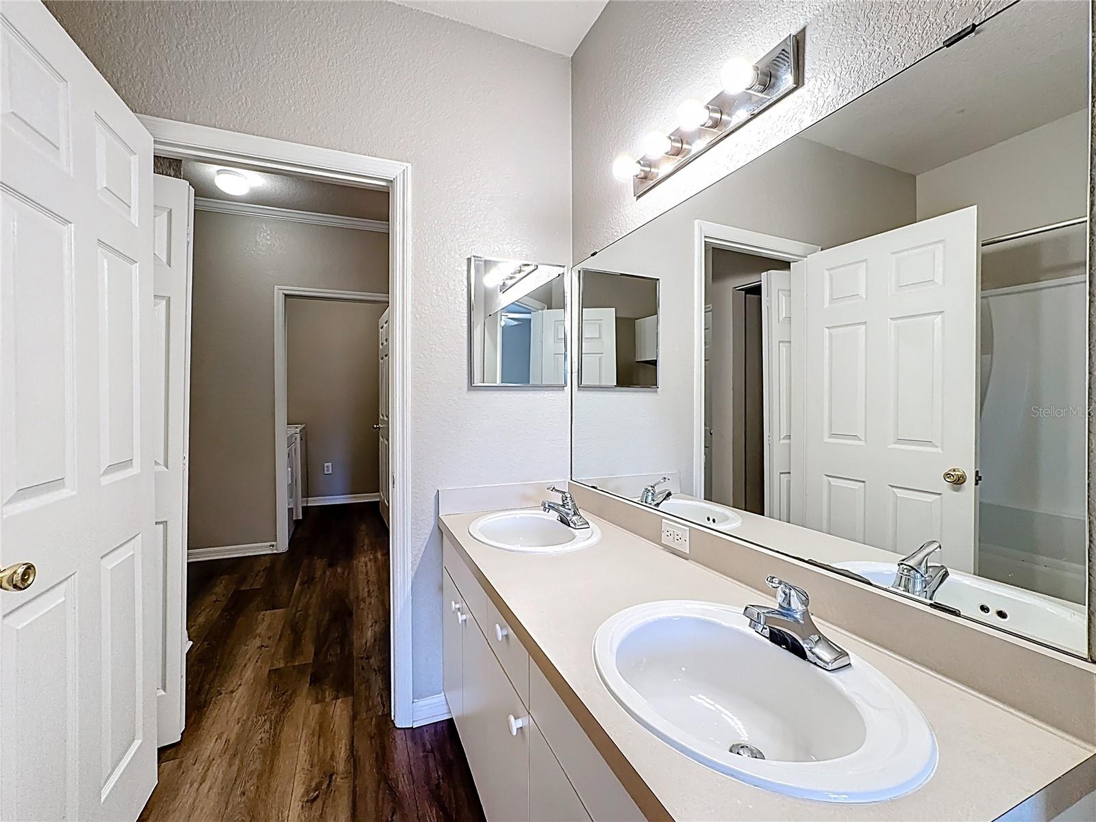 Image 25 of 61 For 3593 Conroy Road 433