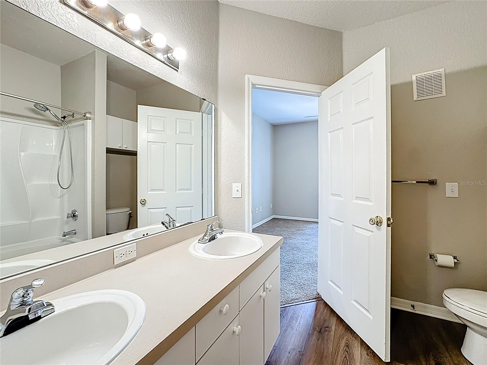 Image 26 of 61 For 3593 Conroy Road 433