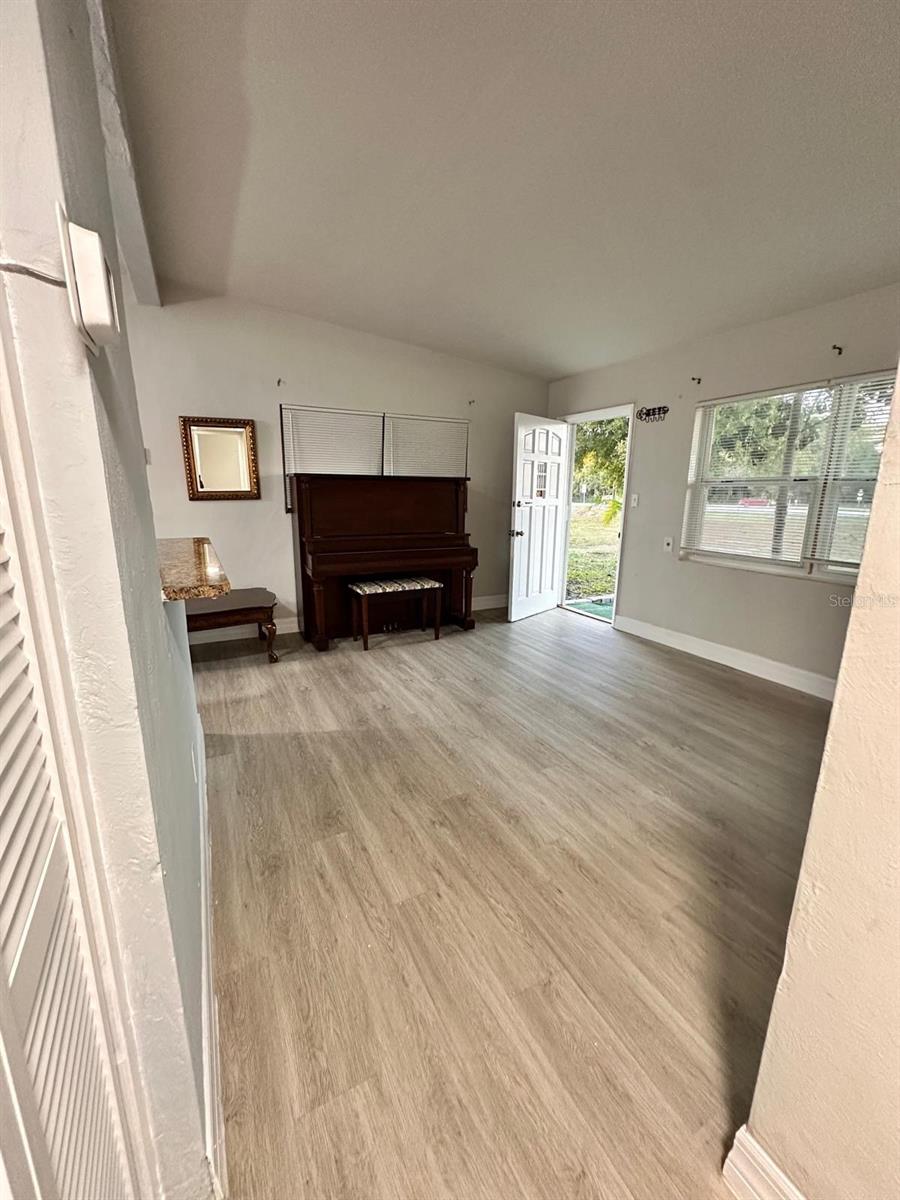 Image 3 of 23 For 3508 Oranole Road