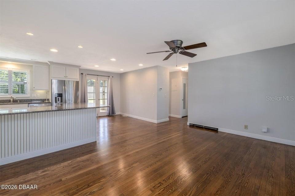 Image 10 of 33 For 2825 Gladys Terrace