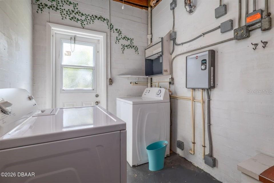Image 18 of 33 For 2825 Gladys Terrace