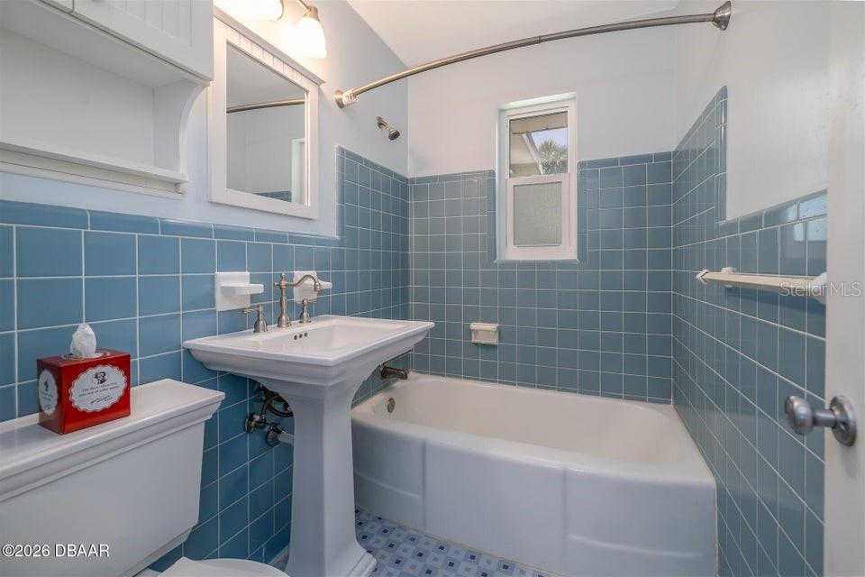 Image 22 of 33 For 2825 Gladys Terrace