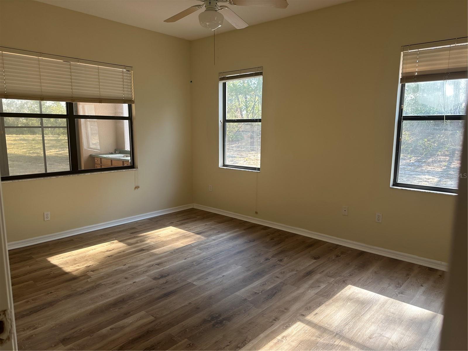 Image 6 of 27 For 2988 Howland Boulevard