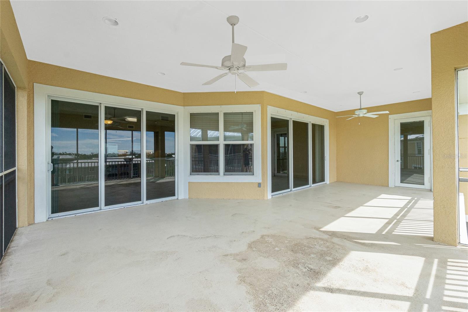 Image 21 of 75 For 10540 Amberjack Way 302