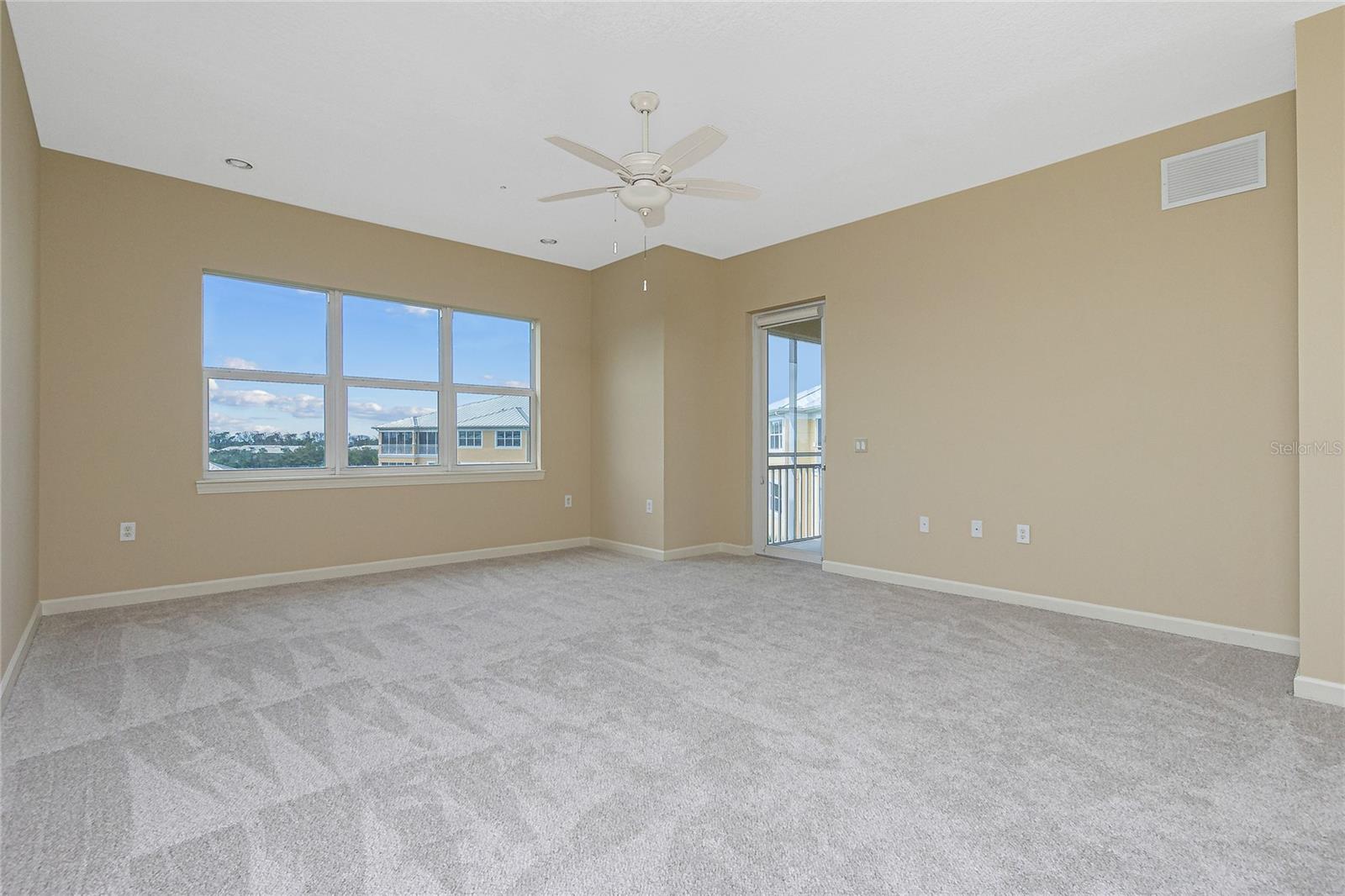 Image 36 of 75 For 10540 Amberjack Way 302