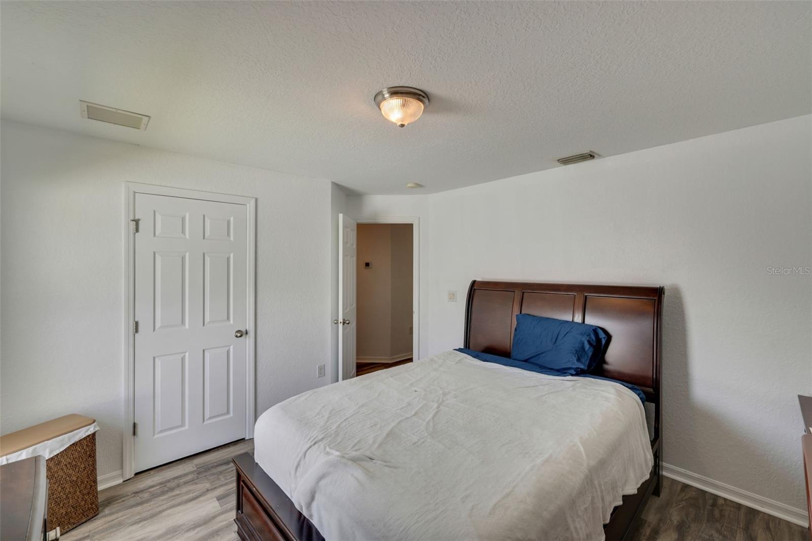 Listing photo id 11 for 5290 Globe Terrace