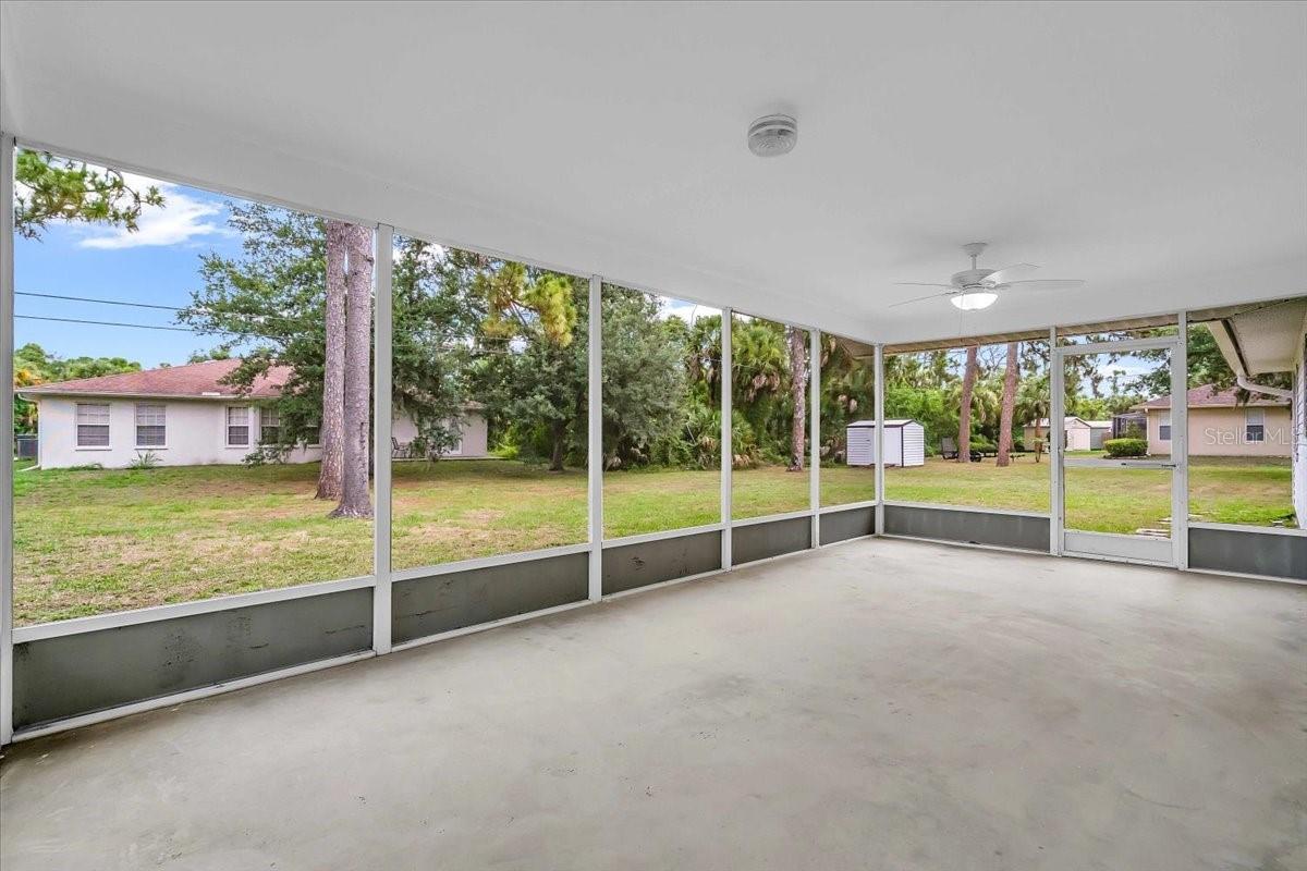 Listing photo id 15 for 5852 Brickell Drive