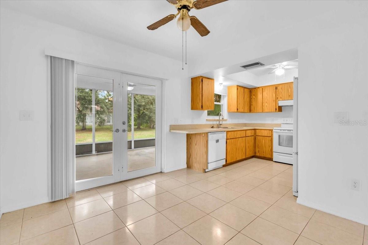 Listing photo id 2 for 5852 Brickell Drive