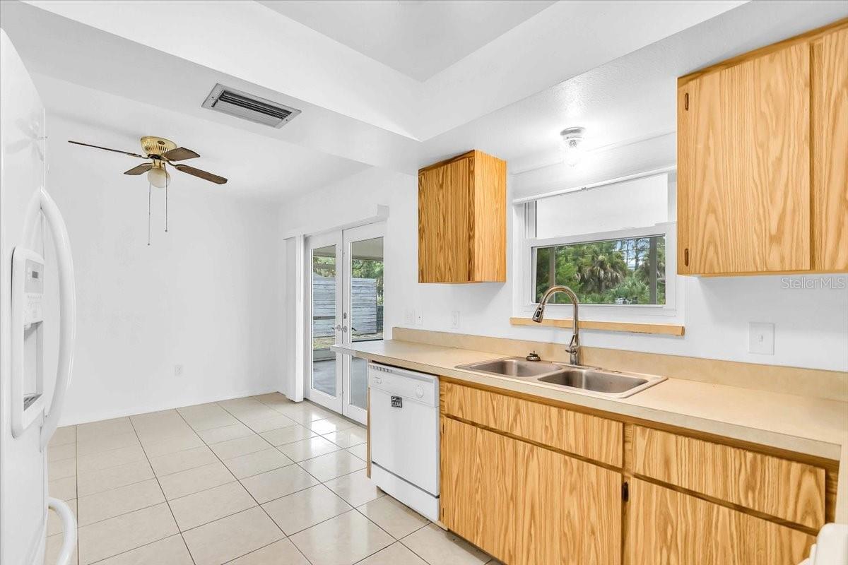 Listing photo id 4 for 5852 Brickell Drive