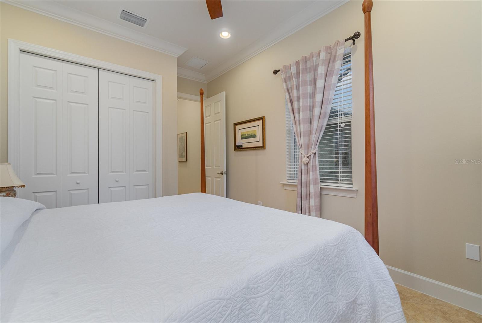 Image 20 of 45 For 13048 Creekside Lane