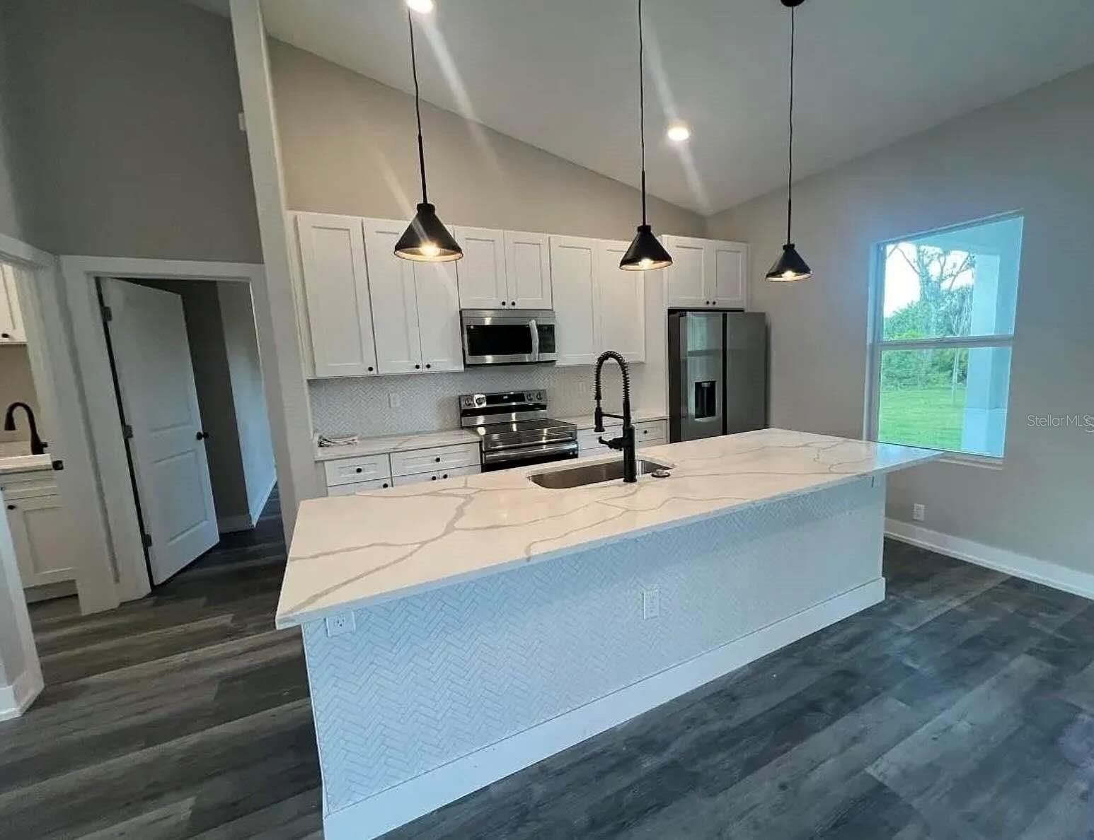 Image 3 of 12 For 302 Albatross Road