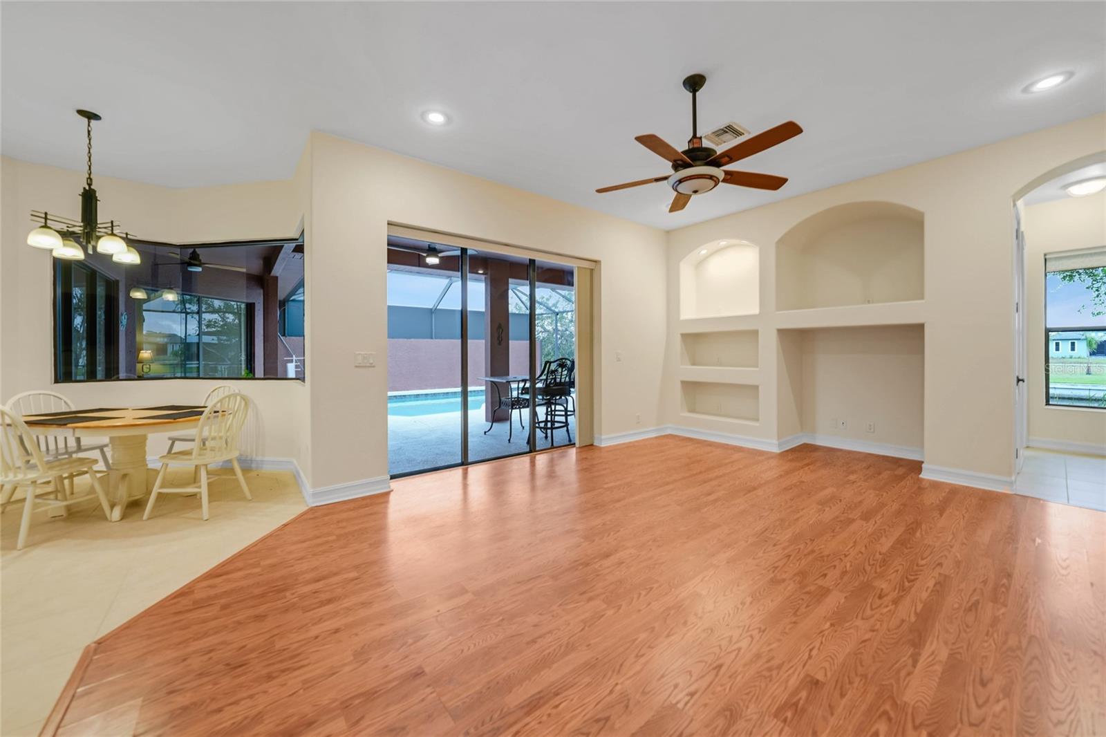 Image 12 of 52 For 15538 Applewhite Circle