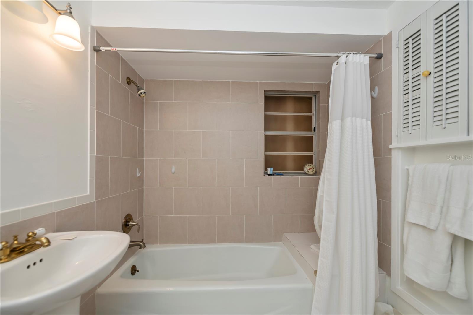 Image 20 of 53 For 81 Oakland Hills Place