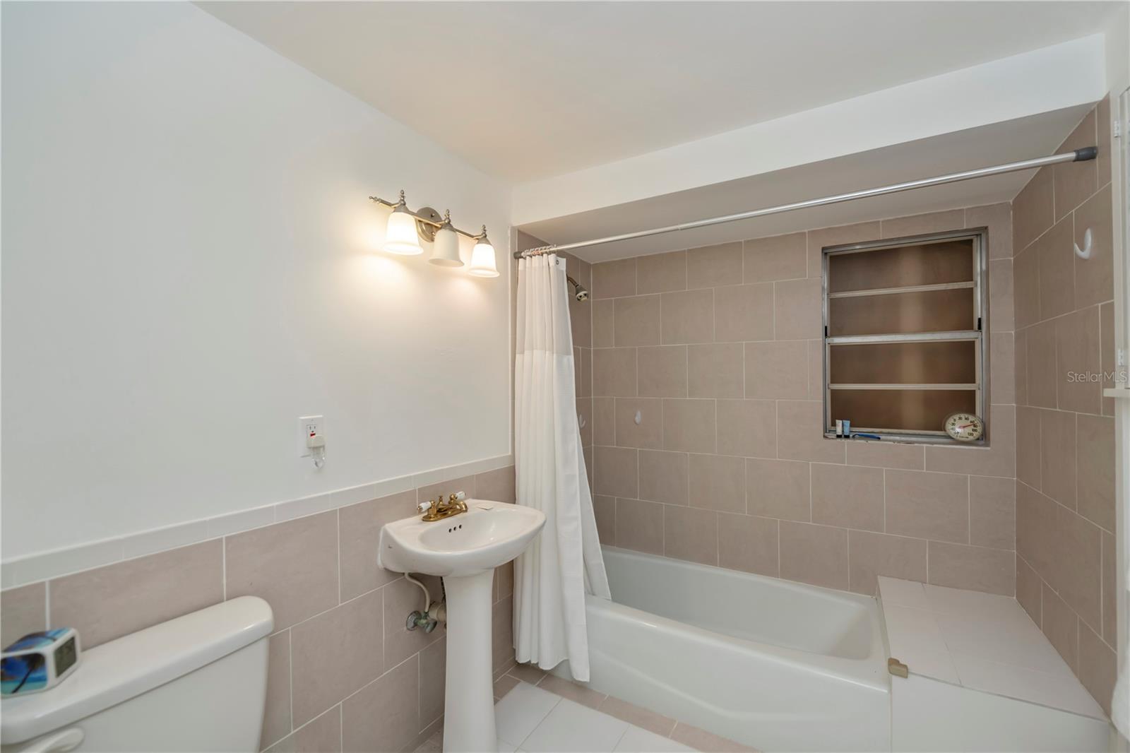 Image 21 of 53 For 81 Oakland Hills Place