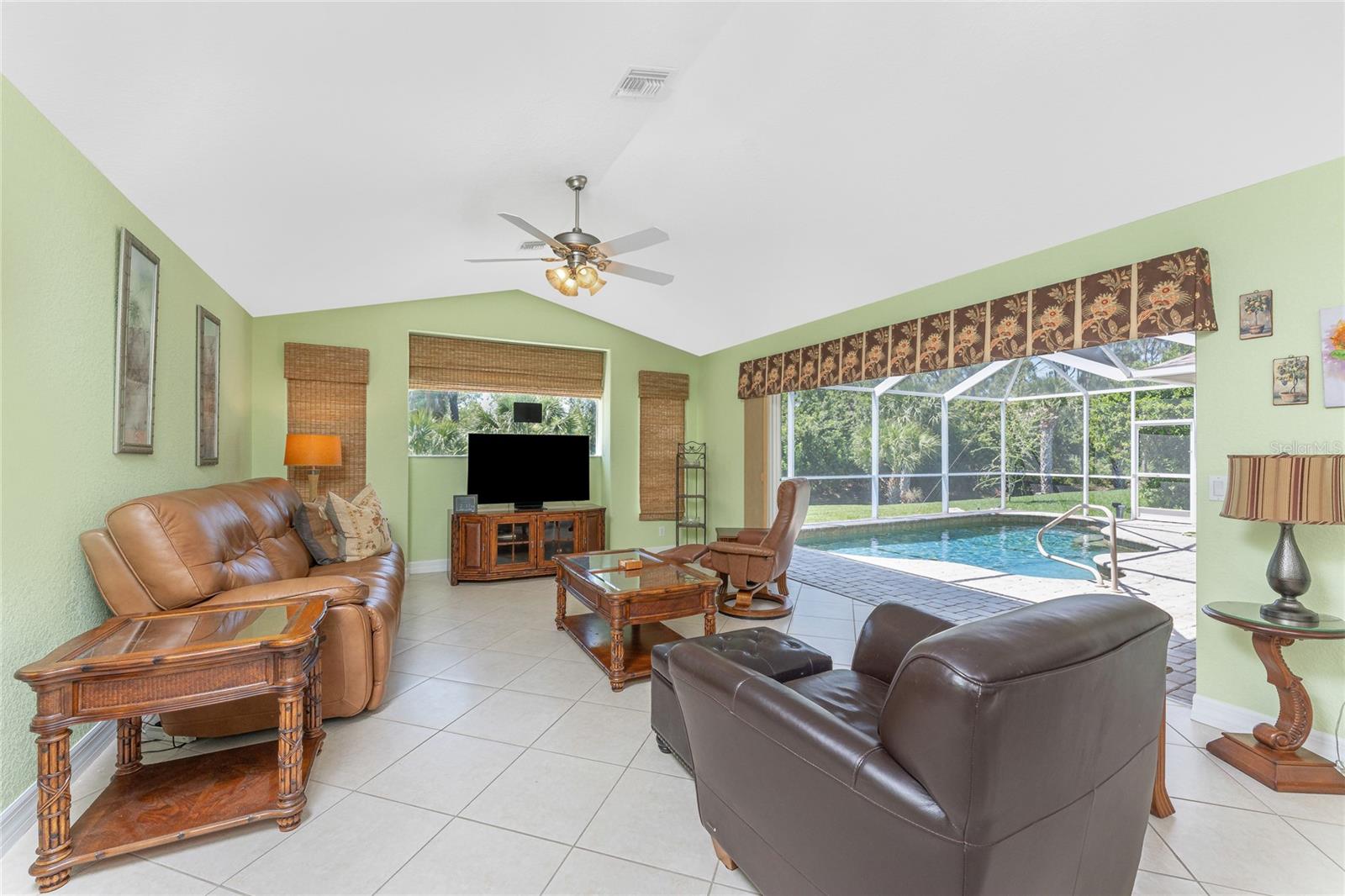 Image 17 of 48 For 810 Rotonda Circle