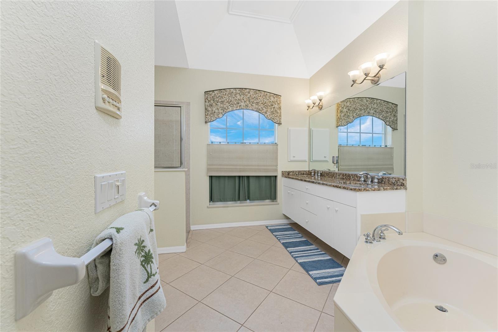 Image 21 of 48 For 810 Rotonda Circle