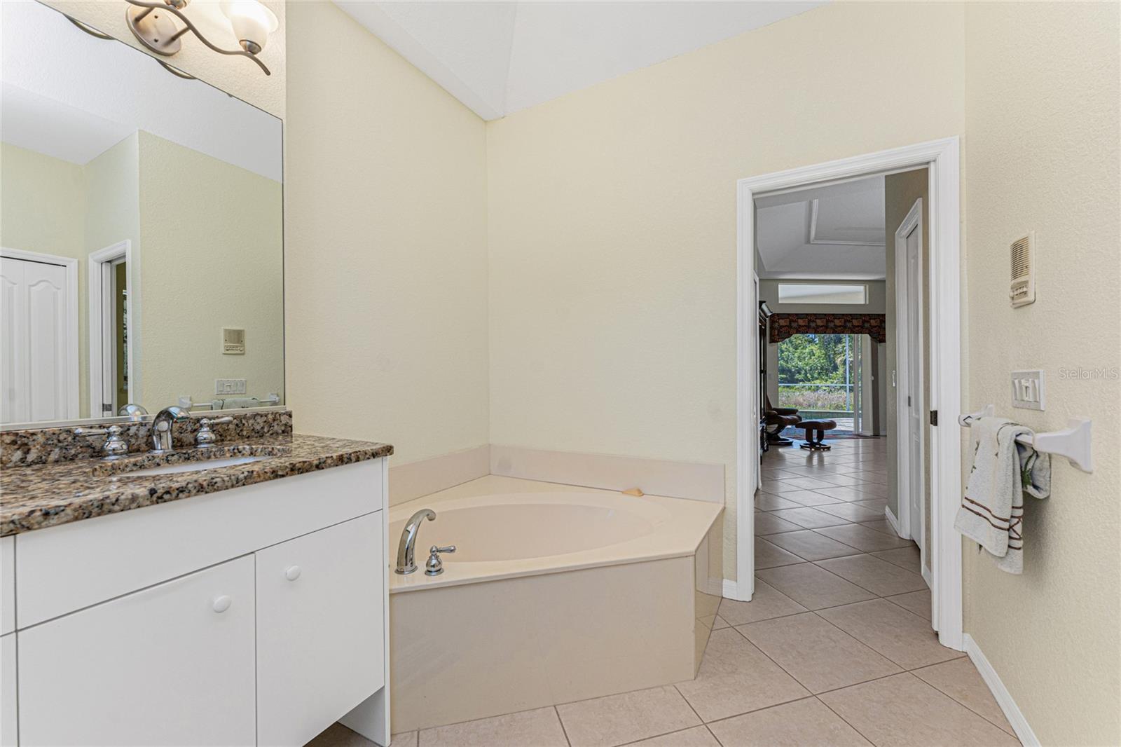 Image 23 of 48 For 810 Rotonda Circle