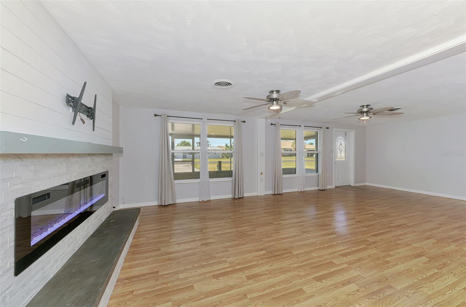 Image 21 of 71 For 842 6th Street