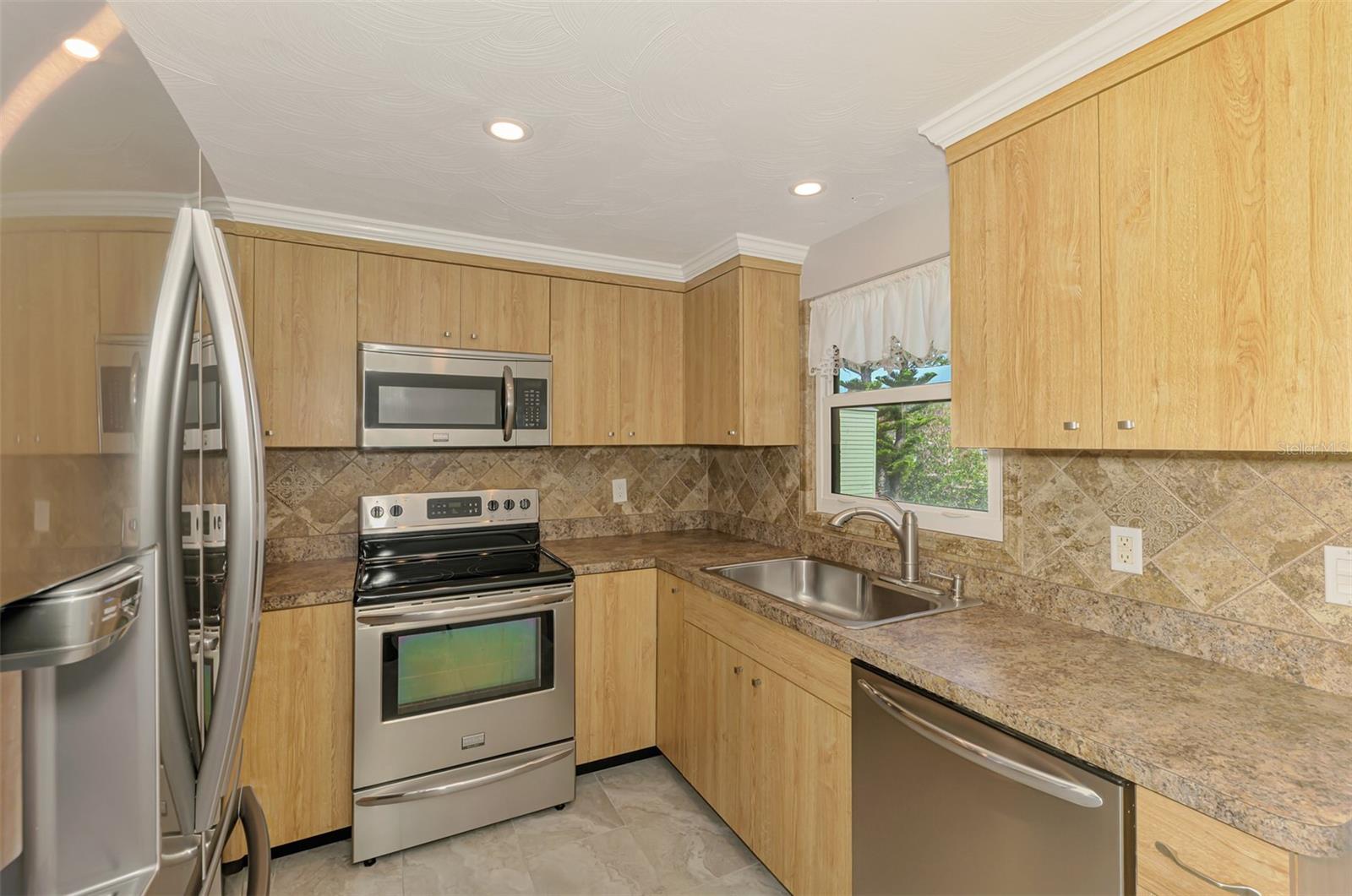 Image 27 of 71 For 842 6th Street