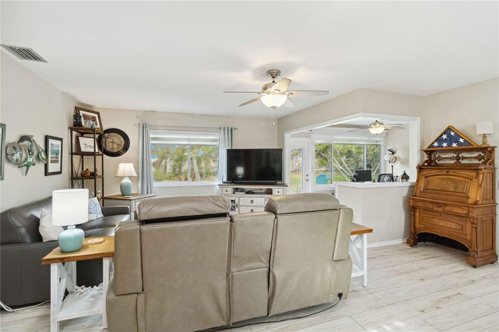 Image 10 of 66 For 667 Foxwood Boulevard