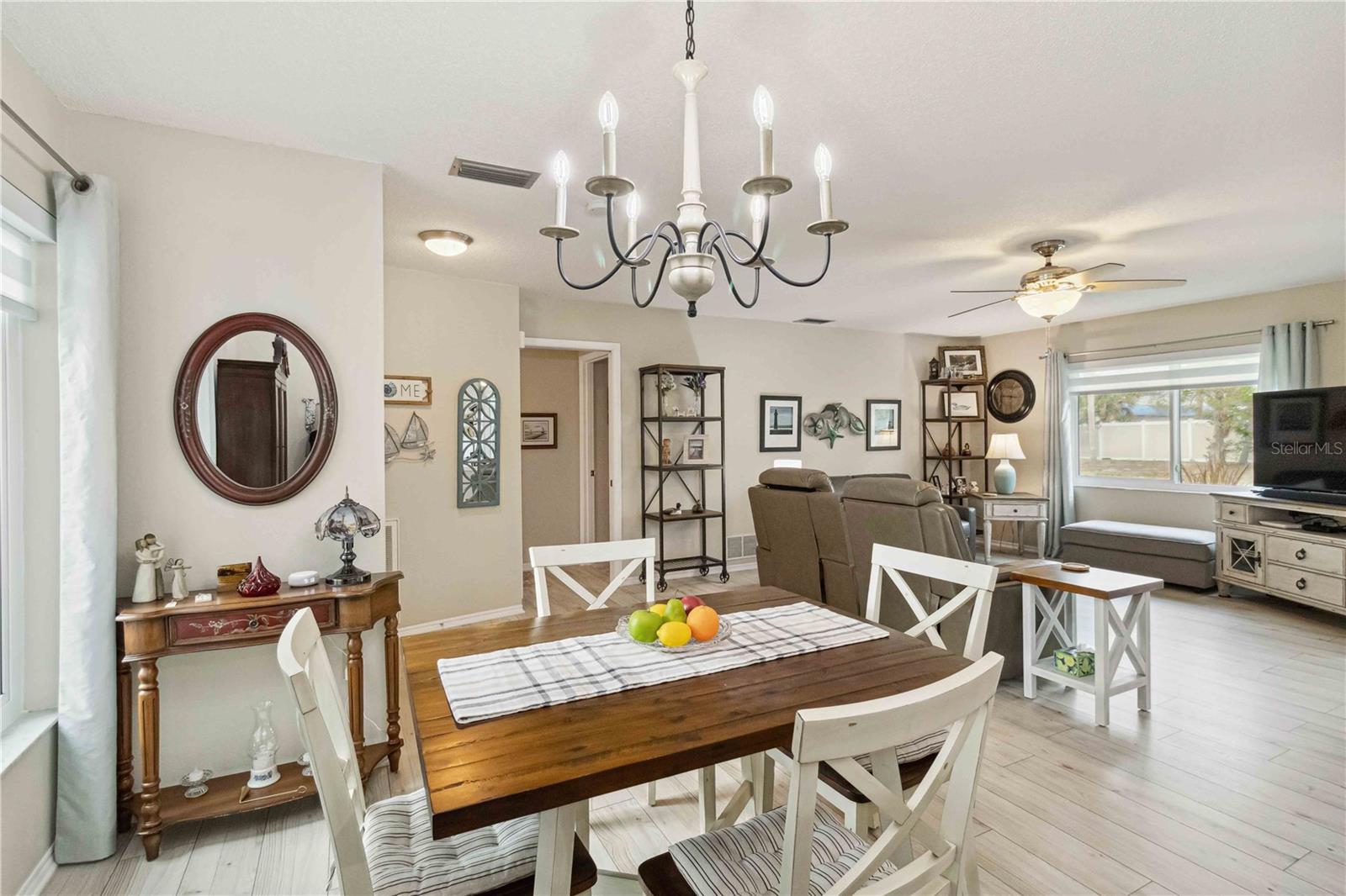 Image 13 of 66 For 667 Foxwood Boulevard