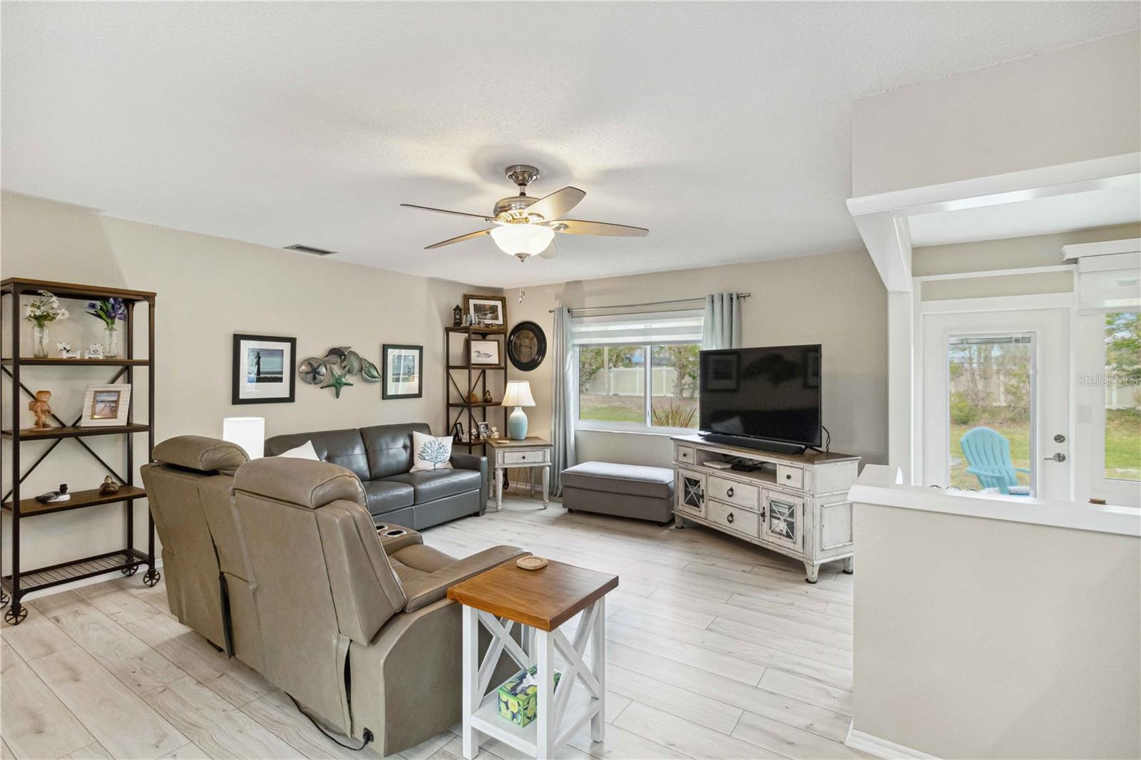 Image 7 of 66 For 667 Foxwood Boulevard