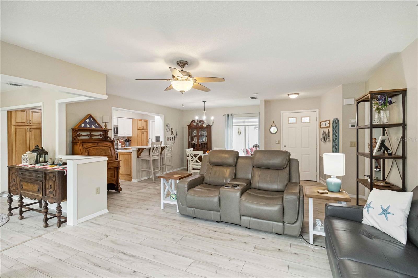 Image 9 of 66 For 667 Foxwood Boulevard