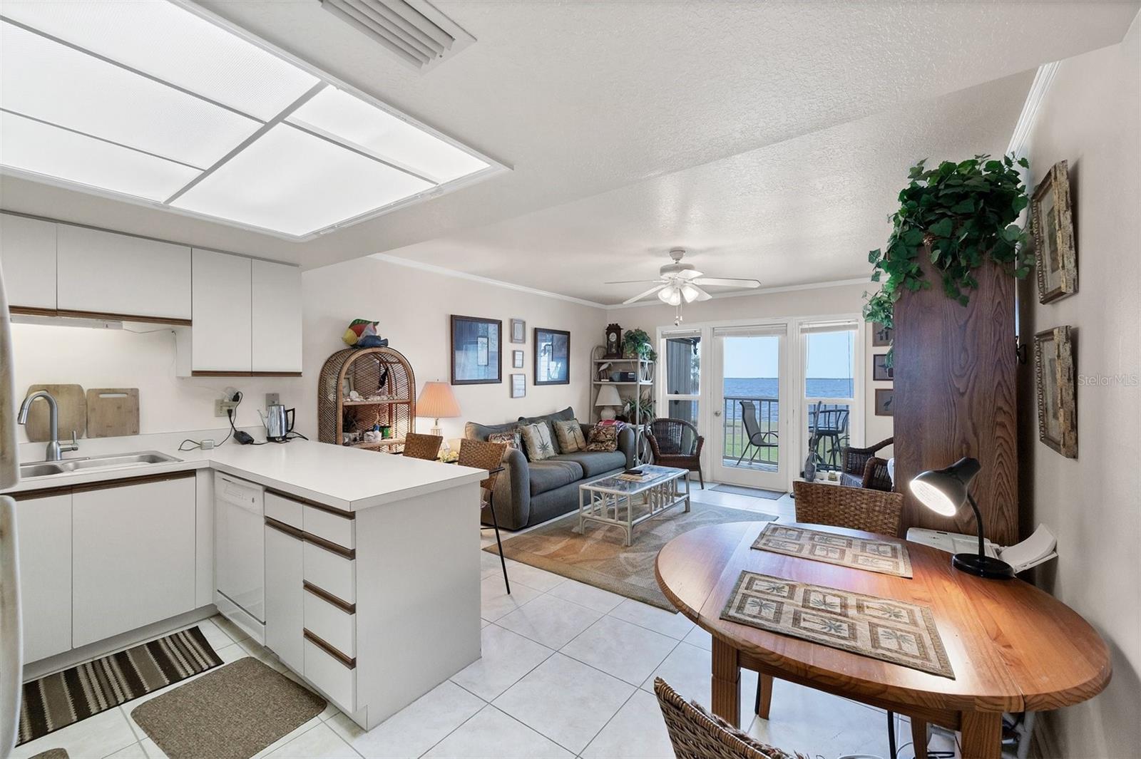 Image 14 of 43 For 4410 Warren Avenue 306