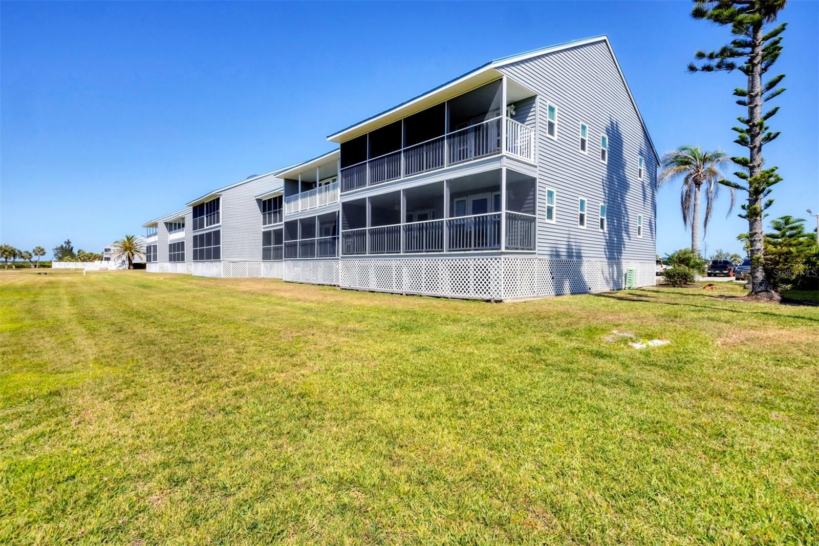 Image 22 of 43 For 4410 Warren Avenue 306