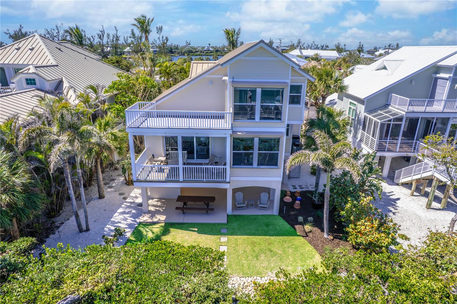 Image 8 of 39 For 16716 Grande Quay Drive