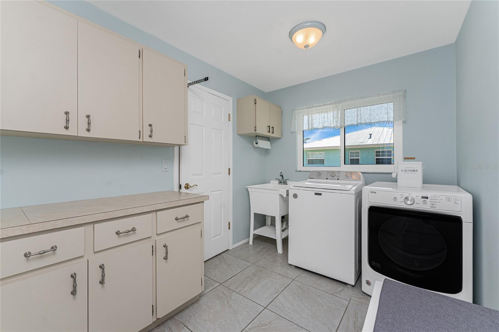 Image 42 of 67 For 2673 Titania Road