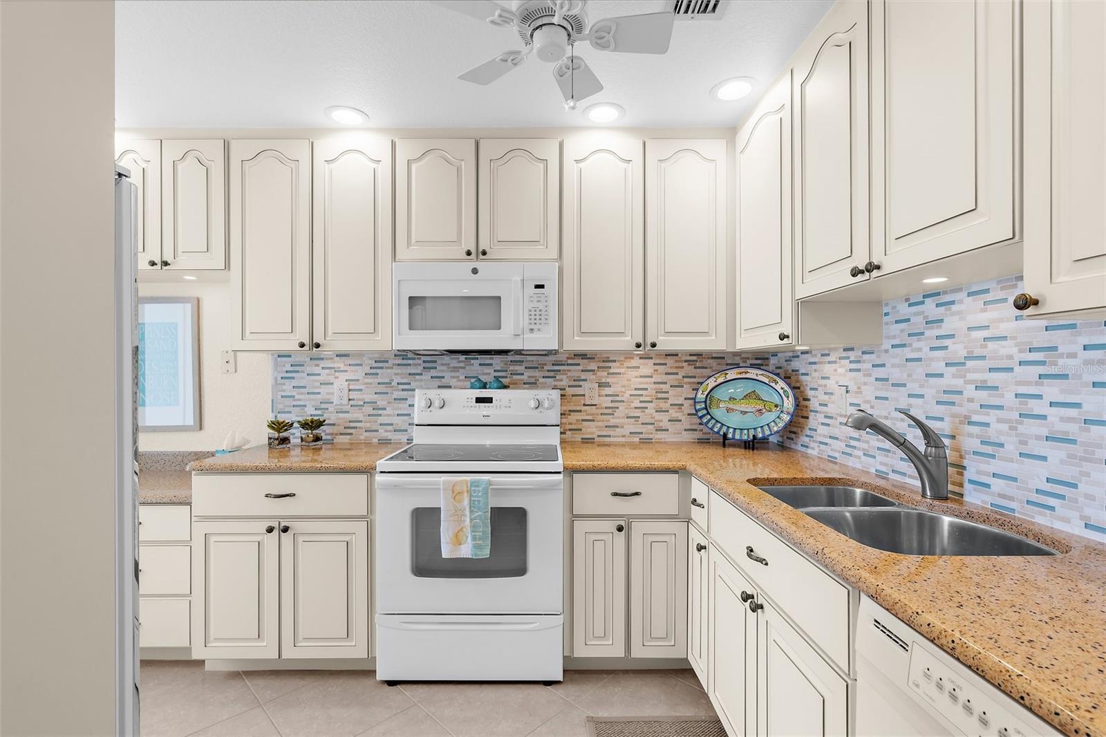 Image 16 of 33 For 2950 Beach Road B324