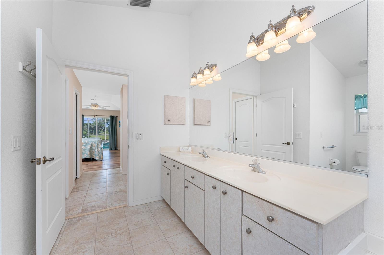 Image 33 of 73 For 1157 Rotonda Circle