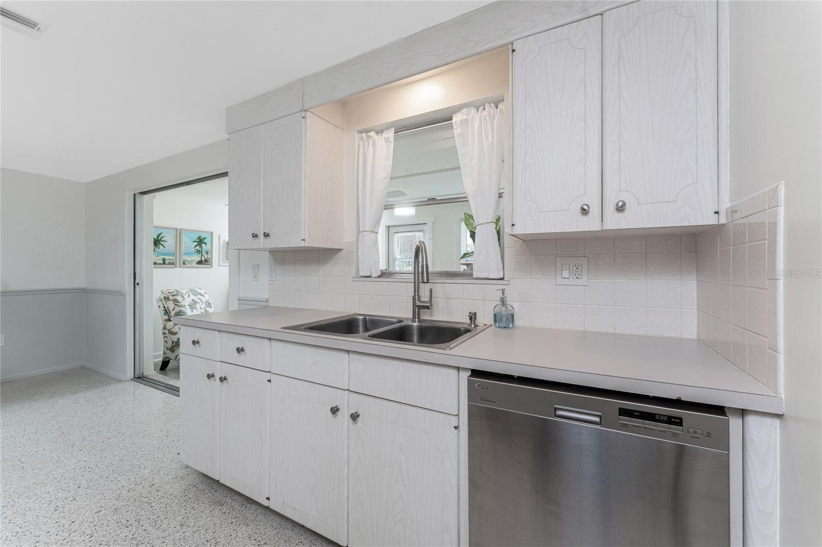 Image 15 of 71 For 1691 Lakeview Place